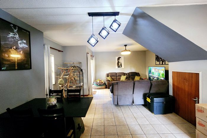 For Sale: 3-Bedroom Townhouse in Valhalla with garden, parking, and fiber internet.