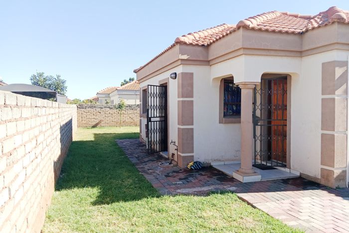 2 Bedroom House with Garage To Rent in The Orchards, Akasia.