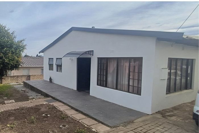 Pacaltsdorp House For Sale: 3 beds, large garden, fireplace, ample parking.