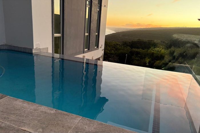 For Sale: House in Pinnacle Point Golf Estate with pool, bar, and sea views.