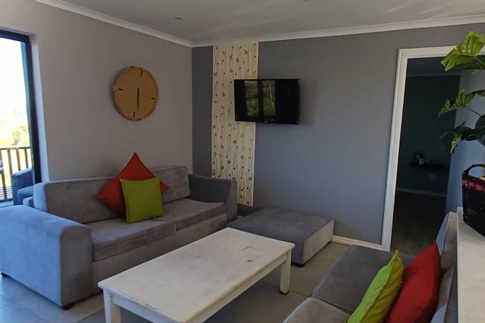 2-Bedroom House To Rent in Pacaltsdorp with Sea Views and Ample Parking.