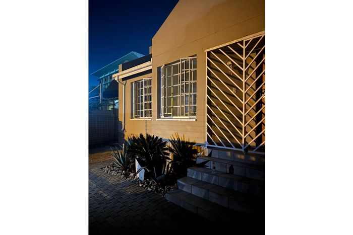 Mulbarton House For Sale: 3 beds, gated community, covered patio, pet-friendly garden.