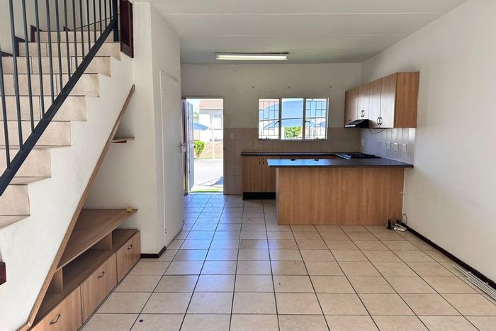 North Riding Townhouse To Rent: 2 Beds, pet-friendly garden, pool, 24-hour security.