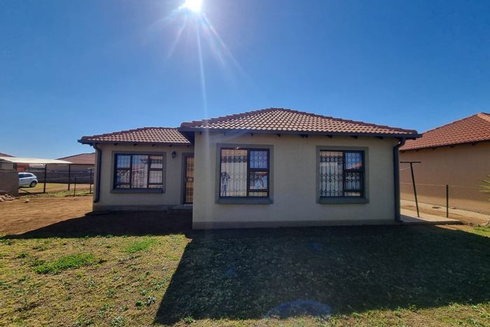 3-Bedroom House For Sale in Ellaton with Open-Plan Living and Ample Parking.
