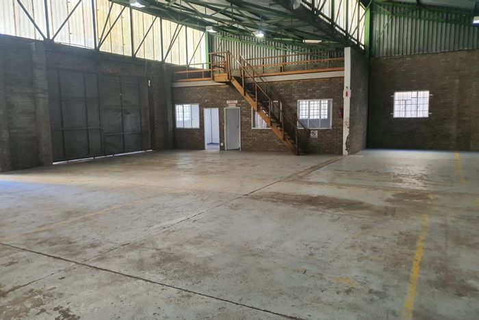 Korsten Industrial Unit To Rent: 590m² warehouse, 24-hour security, adaptable layout.