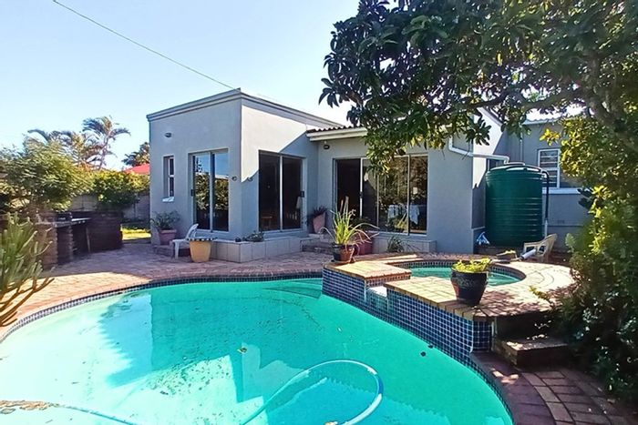 Gonubie House For Sale: 3 beds, pool, indoor braai, double garage, secure garden.