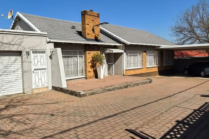 For Sale: Marlands House with pool, lapa, office space, and ample parking.