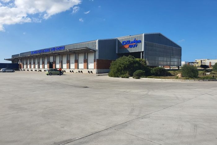 To Rent: 3,203m² Industrial Warehouse in Coega with 22 Loading Bays and Security.