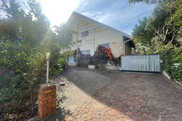 Cintsa East House For Sale: 4 bedrooms, sea views, double garage, outdoor braai.