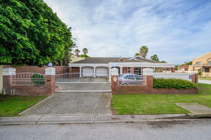 Spacious Summerstrand house for sale: 5 bedrooms, indoor pool, excellent security.
