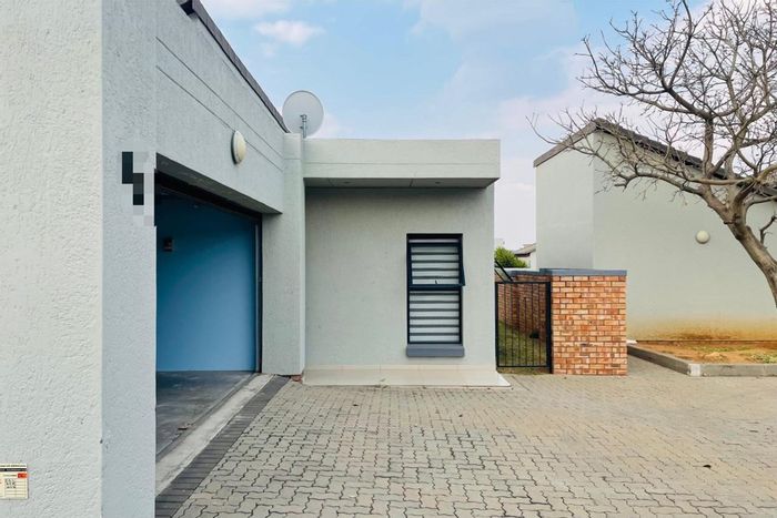 3-Bedroom House to Rent in Summerset with private garden and 24/7 security.