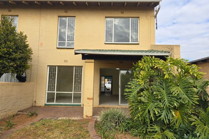 Aston Manor Townhouse To Rent: 3 beds, private garden, garage, and patio.
