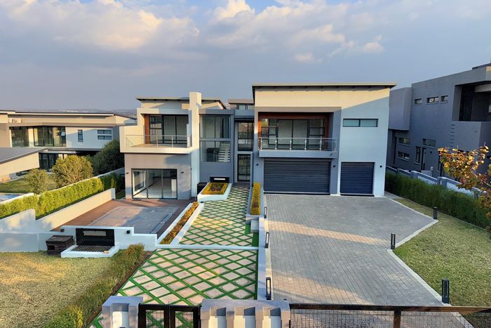 For Sale: House in Steyn City with 5 beds, pool, bar, and study.