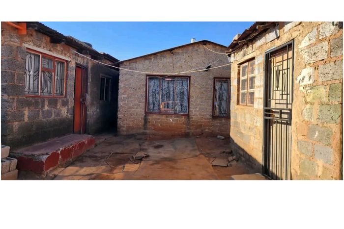 Ivory Park House For Sale: 2 Bedrooms, Parking for 2, Pet-Friendly.
