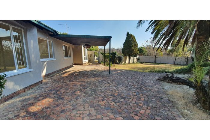 For Sale: House in Johannesburg North with pool, garden, and ample parking.