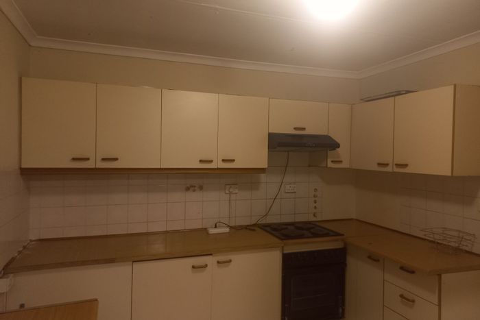 Amanzimtoti Townhouse For Sale: Close to beach, secure, ideal for families.