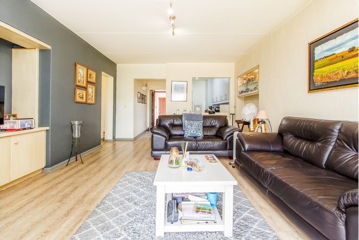 Kelland Townhouse For Sale: 2 beds, pool, golf access, secure estate living.