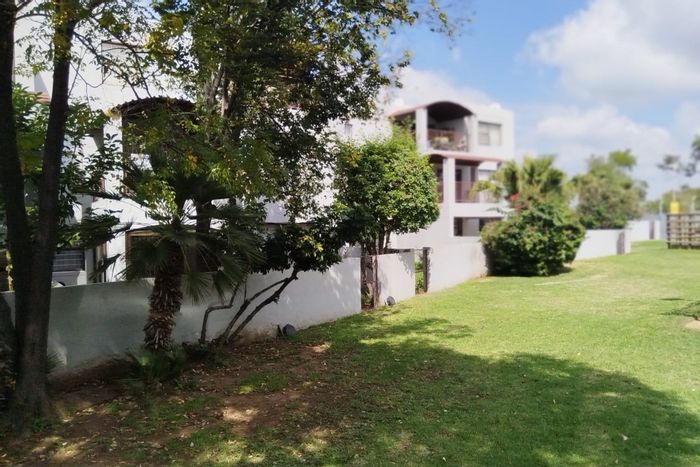 Vorna Valley Apartment To Rent: 2 beds, pool, garden, parking, near schools.