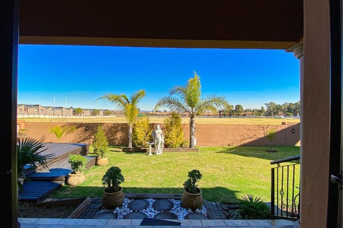 For Sale: Helderwyk House with 4 bedrooms, garden, garage, and fiber internet.