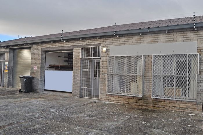 Industrial space to rent in Maitland with office, kitchenette, and roller door.