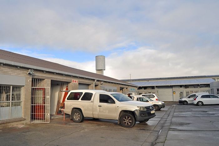 Industrial warehouse in Maitland to rent, features office space and kitchenette.