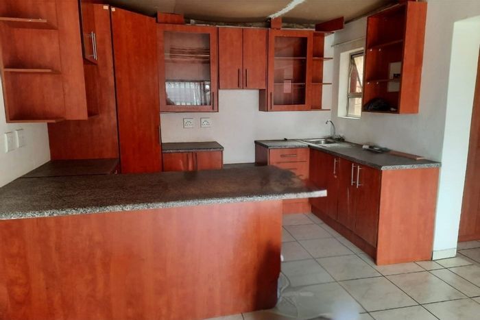 For Sale: 3-Bedroom House in Kensington with Granny Flat and Secure Parking.