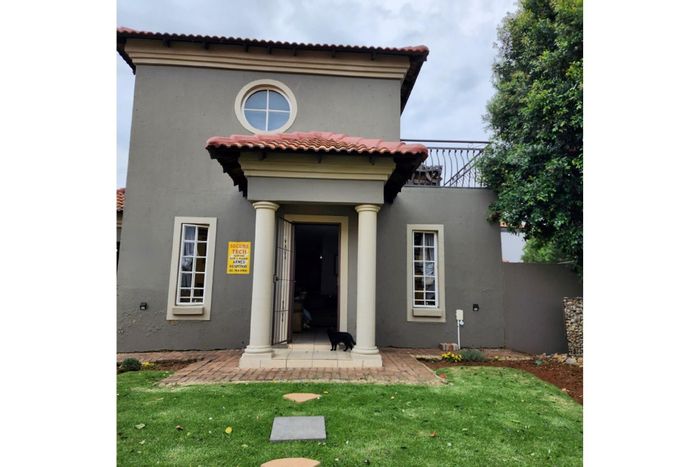 2-Bedroom Townhouse For Sale in Brakpan North with garden and fiber internet.