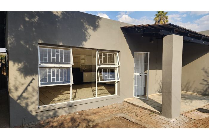 Cottage to Rent in Dalview: 2 Bedrooms, Private Garden, Independent Living.