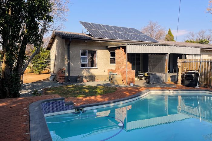 For Sale: House in Universitas with pool, solar, and wheelchair accessibility.