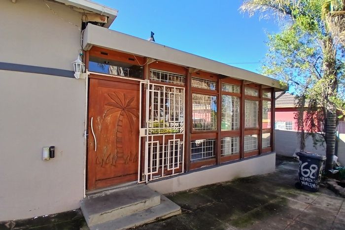 Whiteridge House For Sale: 3 beds, cottage, pool, cinema, ample parking.