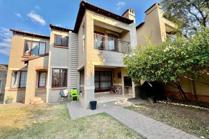 Bloubosrand Townhouse To Rent: 3 beds, garden, flatlet, security, and parking.