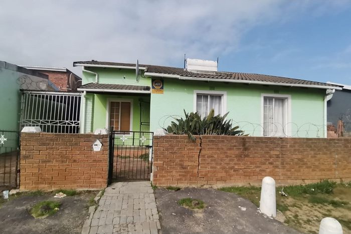 Groenheuwel House For Sale: 2 Bedrooms, bachelor flat, large yard, great location.