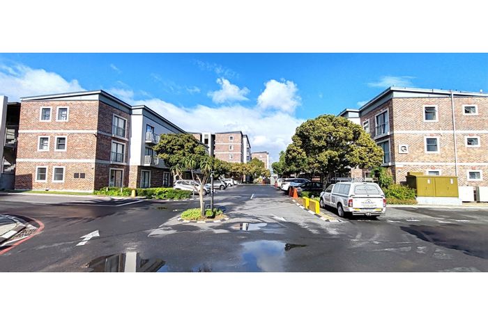 Brooklyn Apartment For Sale: 2 bedrooms, secure complex, high rental yield.