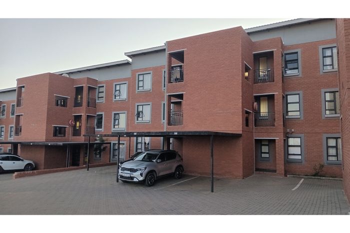 For Sale: 2-Bedroom Apartment in Witpoortjie with security, parking, and fitted wardrobes.