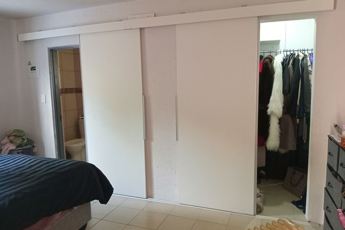 1-Bedroom House to Rent in Lombardy East with secure access and free parking.