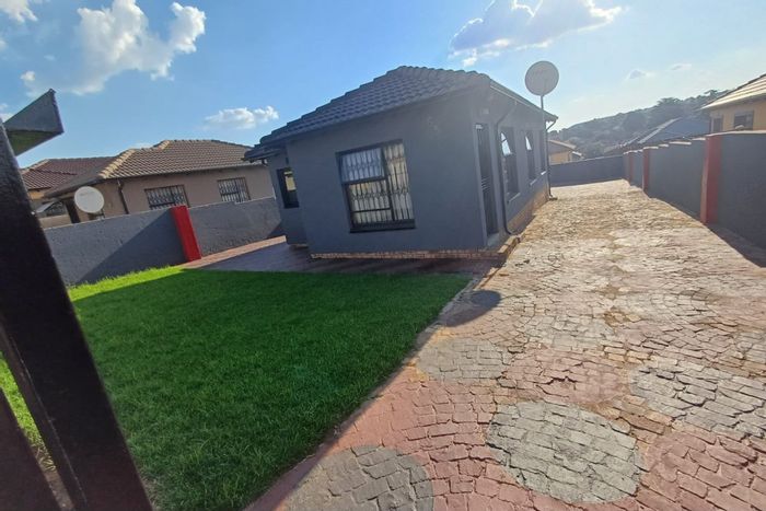 Witpoortjie House For Sale: 3 Bedrooms, secure garden, garage, fiber internet.