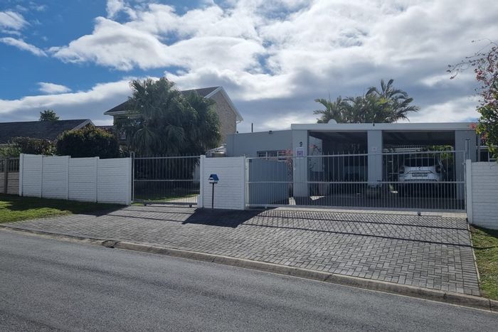 4-Bedroom House in Beacon Bay For Sale with Garden, Flatlet, and Water Tanks.