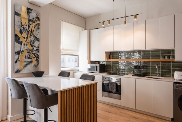Cape Town City Centre Apartment For Sale: 2 Beds, Secure Parking, Airbnb Ready.
