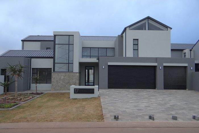 For Sale: 5 Bed, 5 Bath House in Midstream Heights with Pool and Study.