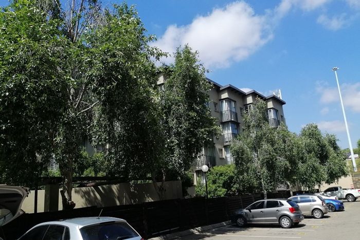 Braamfontein Townhouse To Rent: 24-hour security, pool, near universities and transport.