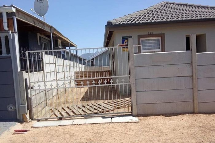 For Sale: House in Groenheuwel, 2 beds, near schools and shopping center.