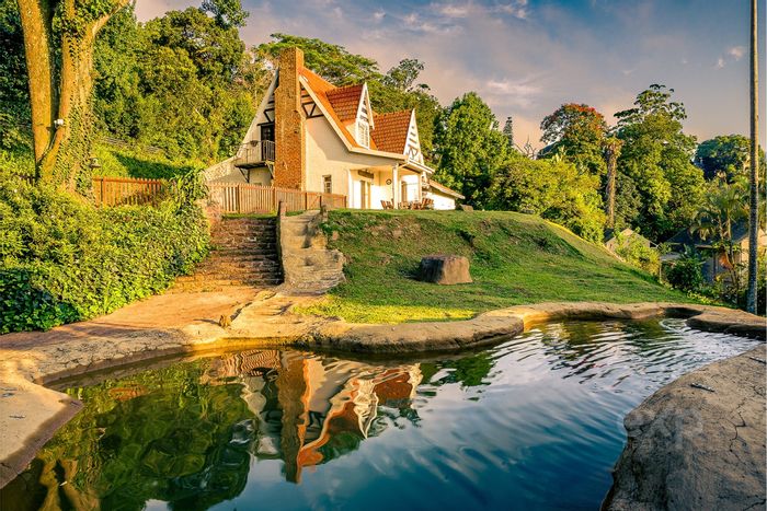 Kloof Central House For Sale: 180° views, pool, cottage, and bachelor flat included.