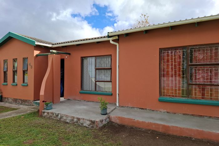 House for Sale in Overbaakens: 3 bedrooms, 2 bathrooms, ample parking space.