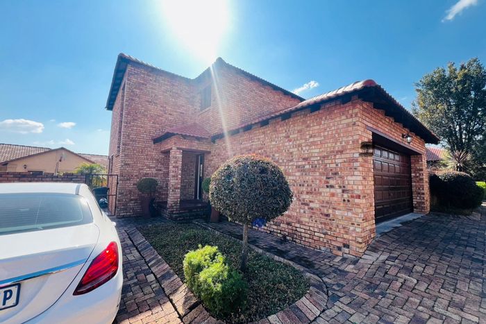 Kyalami Townhouse To Rent: 3 beds, pool, lapa, secure estate living.