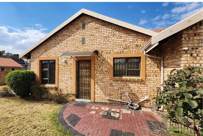 For Sale: Townhouse in Sunair Park with 3 beds, security, and parking options.