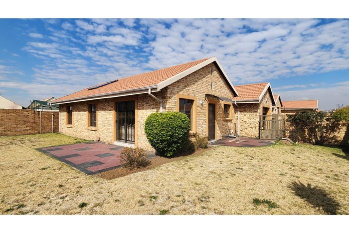 For Sale: Townhouse in Sunair Park with 3 bedrooms, private garden, and parking.