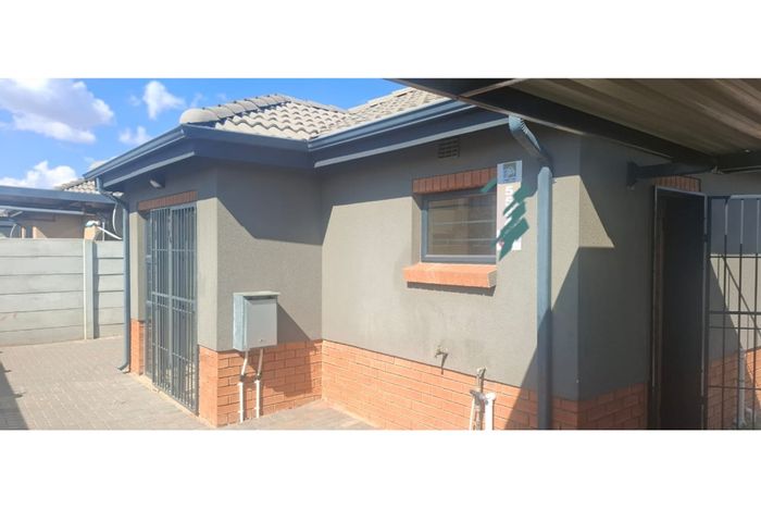 3-Bedroom House To Rent in Albertsdal with 2 Parking Spaces and Convenient Amenities.