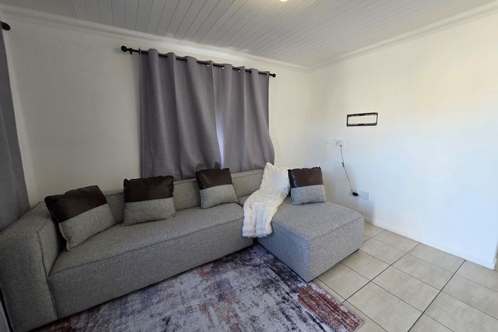 Westridge House To Rent: 2 bedrooms, pet-friendly, secure yard, parking available.