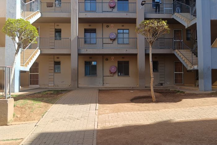 Jabulani Apartment For Sale: 2 bedrooms, communal garden, secure living, great amenities.