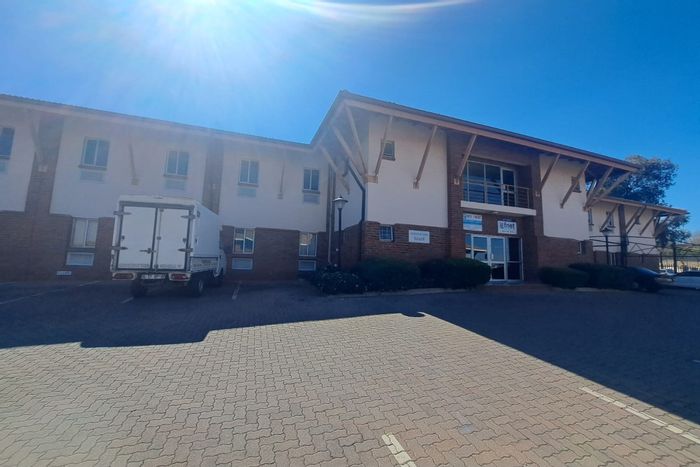 Office to Rent in Randjespark: 200 sqm, seven rooms, convenient access, flexible layout.